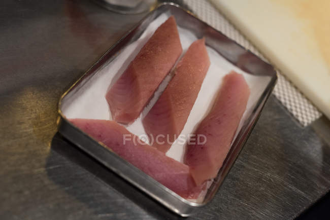 Pesce filettato conservato in un vassoio, vista elevata — Foto stock