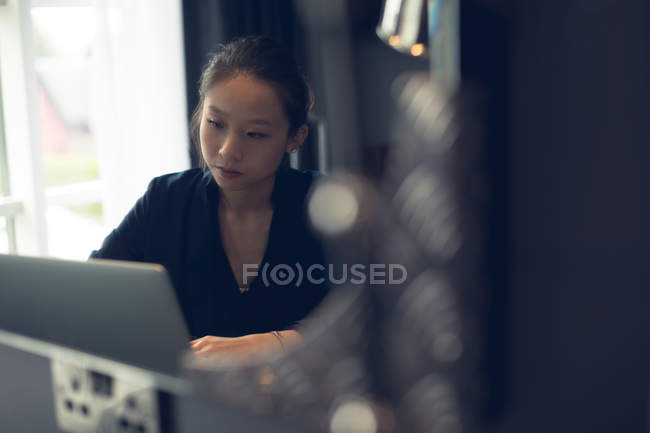 Жінка використовує ноутбук у готельному номері — стокове фото