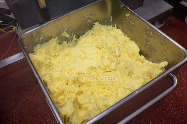 Vue rapprochée de la pâte dans la chaîne de production — Photo de stock