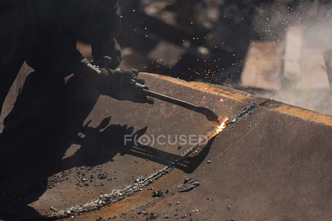 Nahaufnahme eines Arbeiters beim Schneiden des Metalls auf dem Schrottplatz — Stockfoto