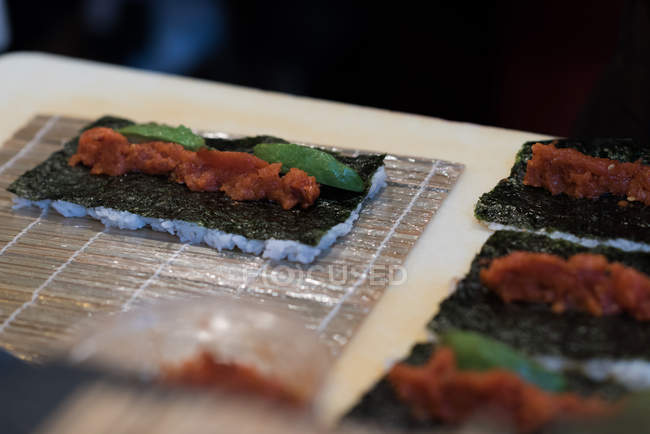 Sushi desenrollado guardado en una mesa en un restaurante - foto de stock