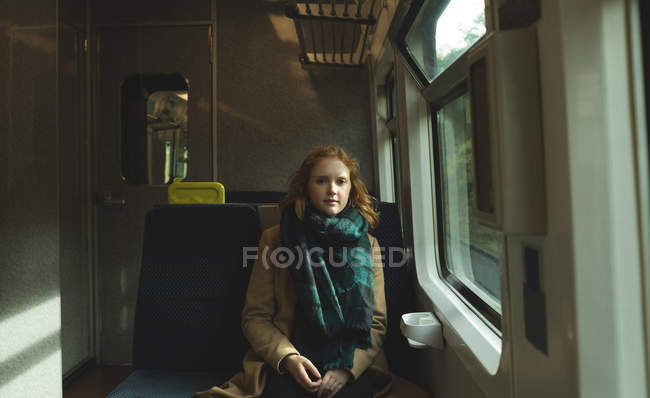 Portrait de femme voyageant en train — Photo de stock