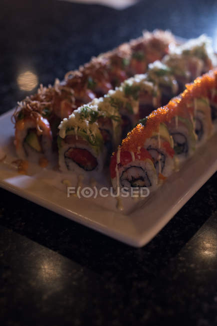 Sushi laminado mantido em uma mesa em um restaurante — Fotografia de Stock