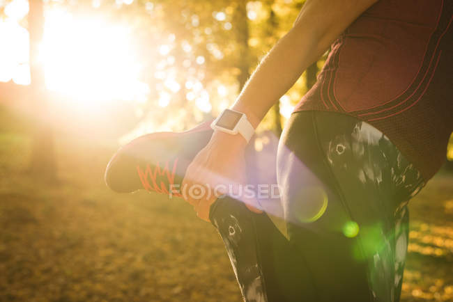 Donna anziana che pratica esercizio nel parco in una giornata di sole — Foto stock
