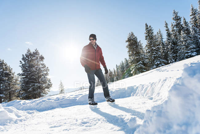 Чоловік катається на ковзанах у сніжному пейзажі взимку . — стокове фото