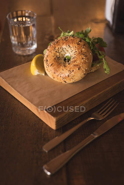 Hambúrguer com limão doce em tábua de madeira no café — Fotografia de Stock
