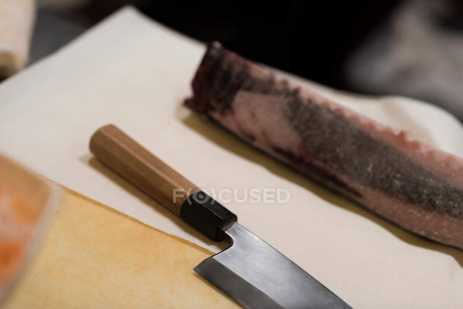 Coltello giapponese Deba tenuto sul tavolo della cucina in un ristorante — Foto stock