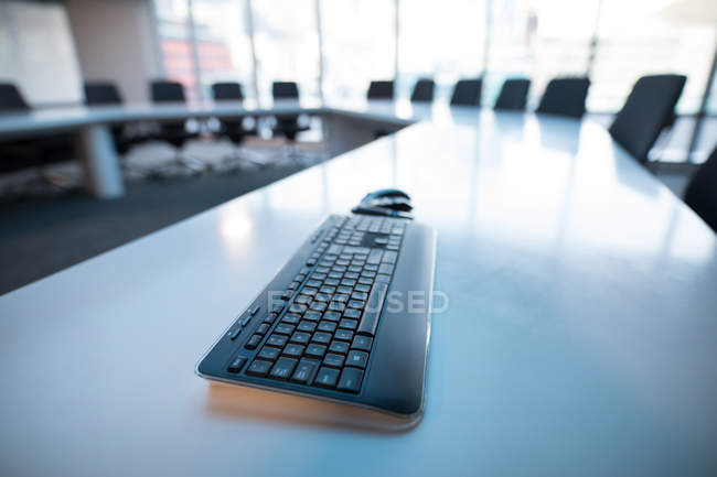 Nahaufnahme der Tastatur auf dem Tisch im Büro. — Stockfoto
