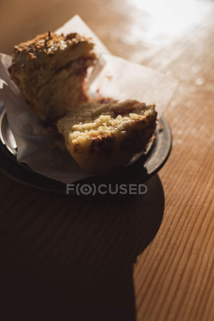 Primer plano de muffin en la mesa de madera en la cafetería - foto de stock