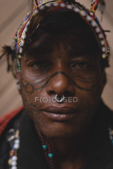 Portrait of maasai man in traditional clothing — Stock Photo