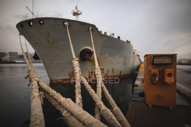 Navio estacionado no porto durante o anoitecer — Fotografia de Stock