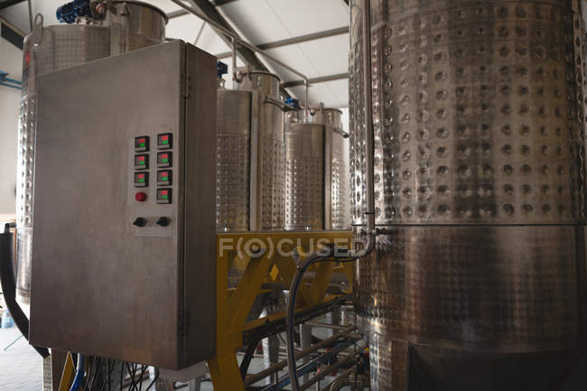 Macchina di controllo e distilleria in fabbrica di gin — Foto stock