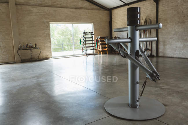 Gros plan du mannequin en métal dans le studio de fitness . — Photo de stock