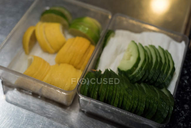 Verduras en rodajas guardadas en el mostrador de la cocina en un restaurante - foto de stock