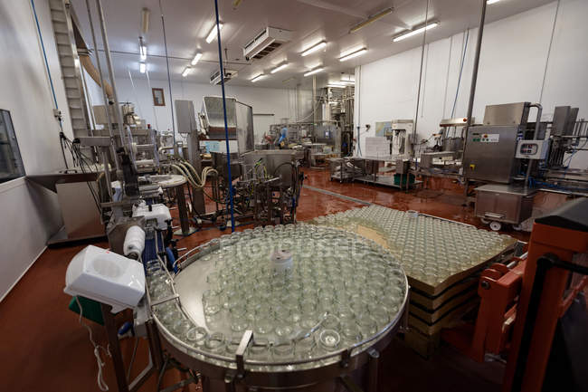 Vasi di vetro vuoti sulla linea di produzione nella fabbrica alimentare — Foto stock