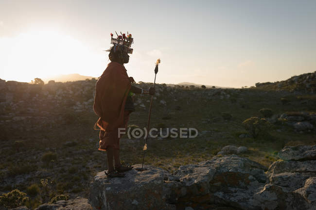 Масаи стоит в сельской местности в солнечный день — стоковое фото