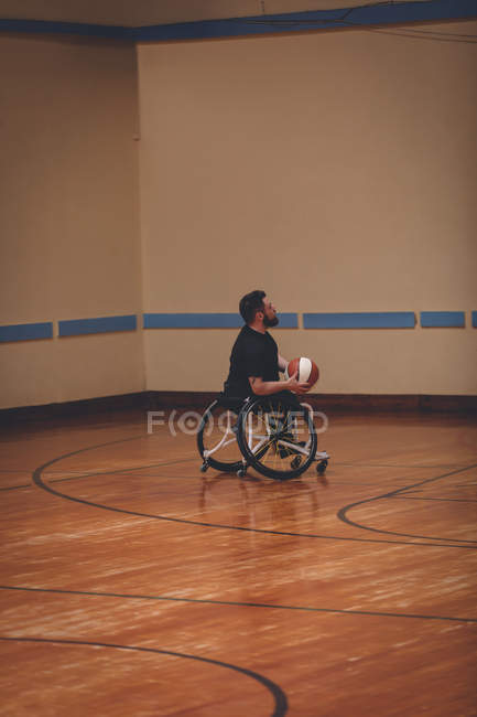 Hombre discapacitado practicando baloncesto solo en la cancha - foto de stock