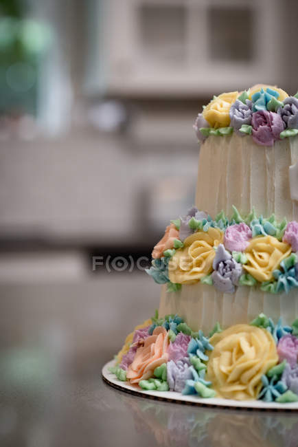 Крупный план украшенного торта в пекарне — стоковое фото