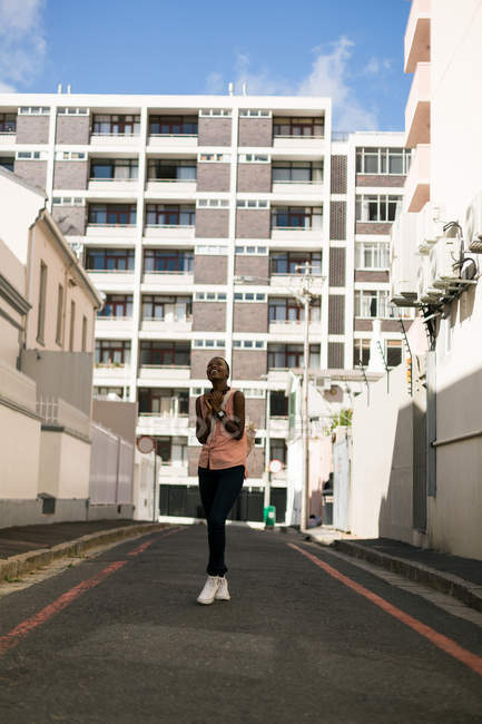 Glückliche Frau steht in der Straße der Stadt — Stockfoto