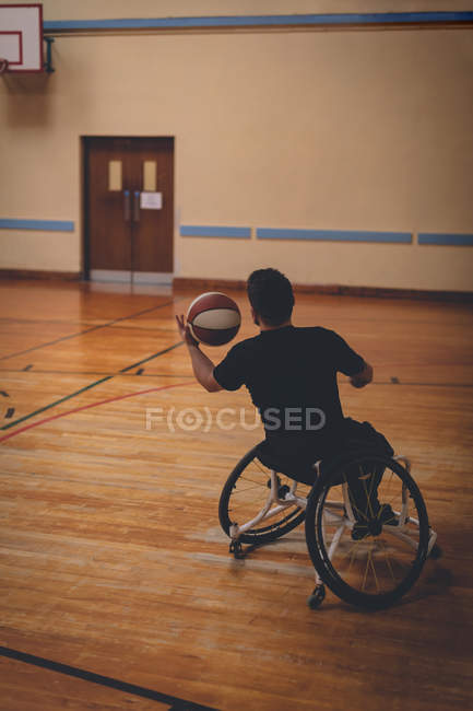 Людина з обмеженими можливостями практикує баскетбол на самоті в суді — стокове фото