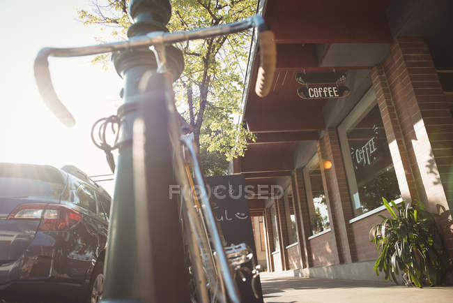Vélo garé devant le café par une journée ensoleillée — Photo de stock
