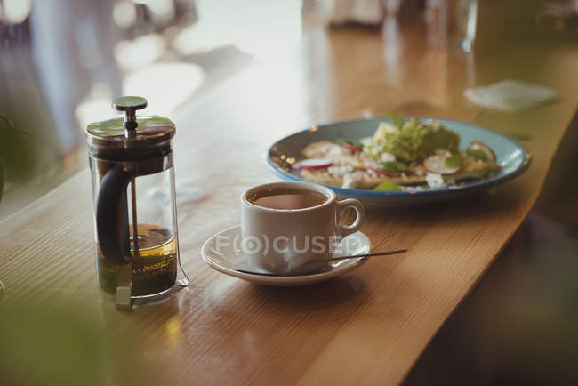 Café da manhã e café na mesa de madeira no café — Fotografia de Stock
