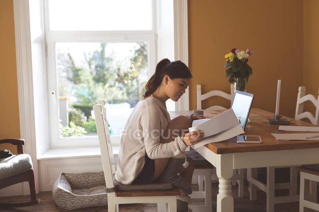 Jovem mulher trabalhando em casa — Fotografia de Stock