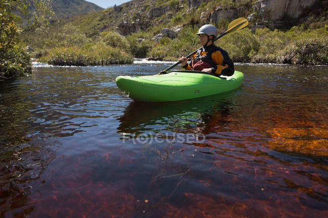 Kajakfahrerin im Fluss in den Bergen. — Stockfoto