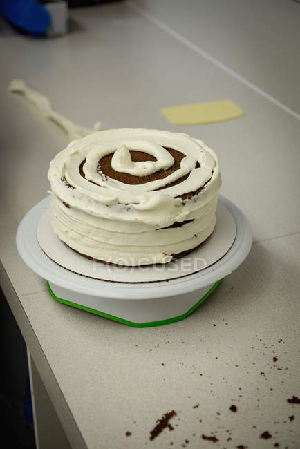 Gros plan sur le gâteau décoré en boulangerie — Photo de stock