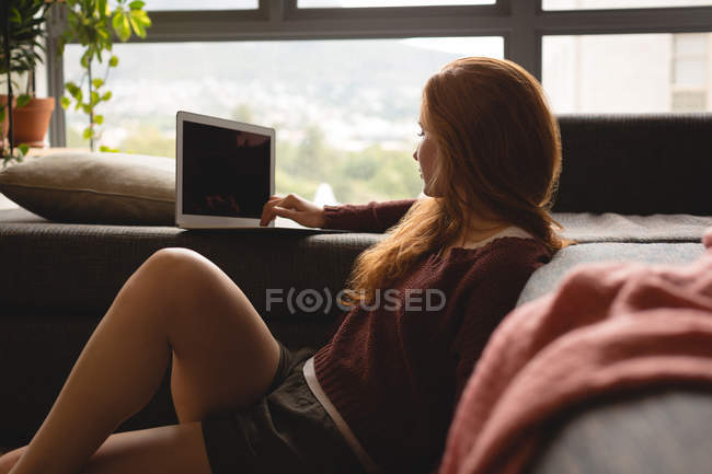 Женщина с ноутбуком дома — стоковое фото