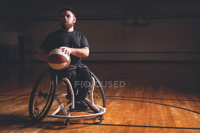 Disabled young man practicing basketball in the court — Stock Photo