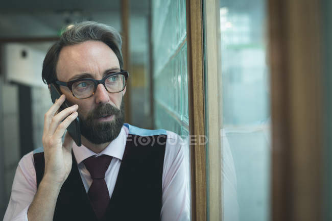 Manager telefoniert auf Büroflur — Stockfoto