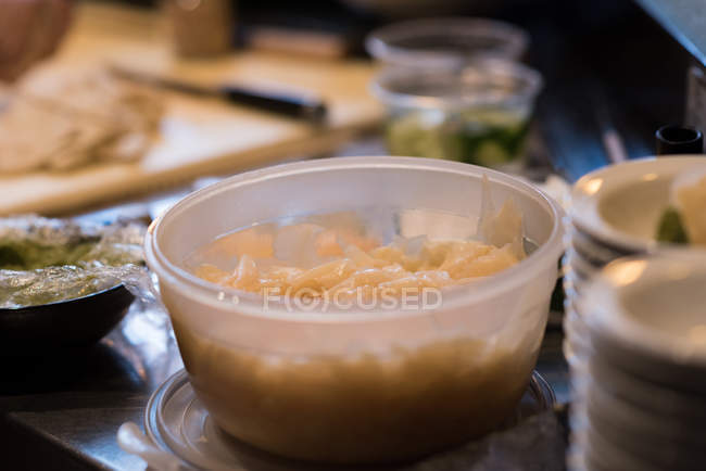 Bol de beurre conservé sur le comptoir de la cuisine dans un restaurant — Photo de stock