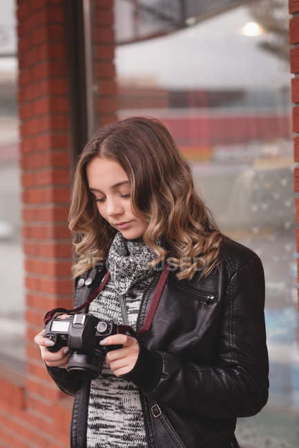 Nahaufnahme von schönen Mädchen Überprüfung Bild auf Digitalkamera — Stockfoto