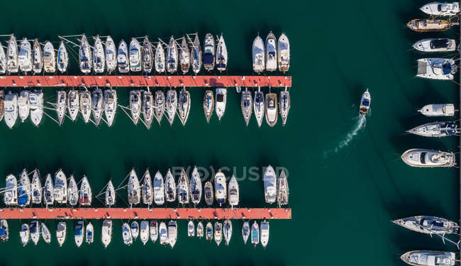 Вид зверху на човни, причалені вздовж дрібної гавані — стокове фото