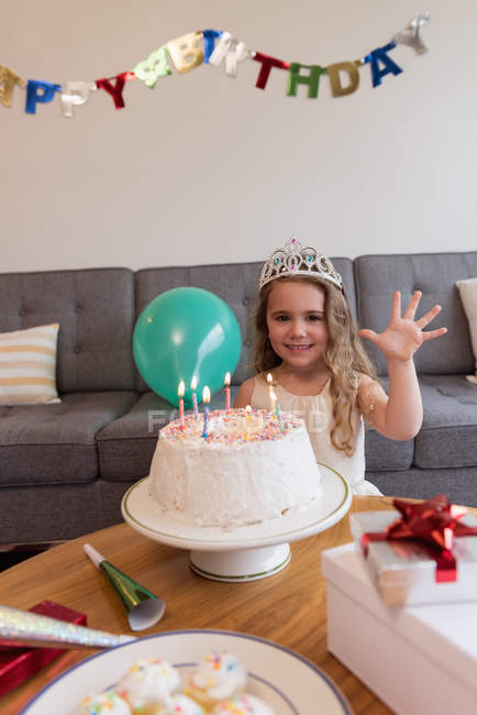 Menina bonito comemorando seu aniversário em casa — Fotografia de Stock