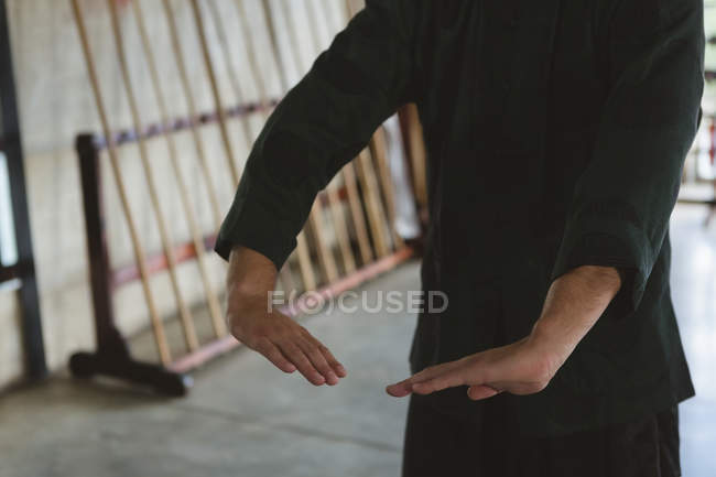 Vista cortada do homem praticando kung fu no estúdio de fitness . — Fotografia de Stock