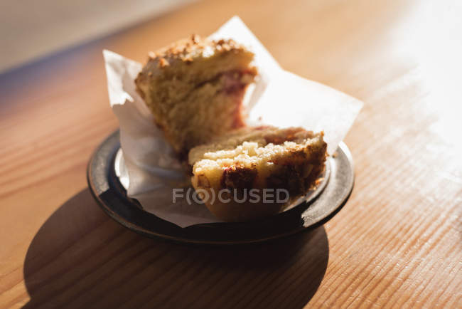 Vue rapprochée du muffin sur une table en bois dans un café — Photo de stock