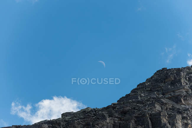 Прекрасна гірська скеля в сонячний день — стокове фото