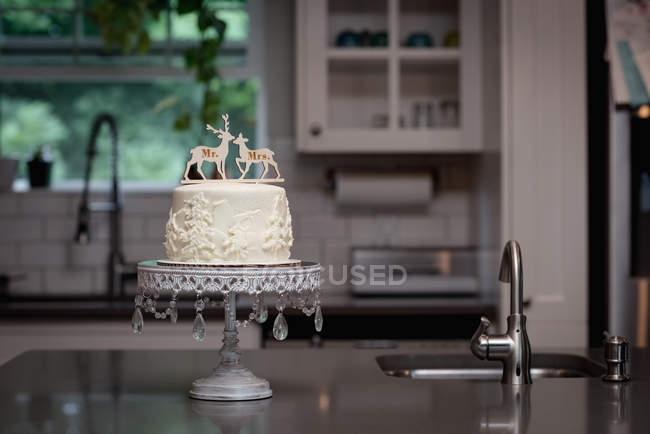 Primer plano de pastel decorado en panadería - foto de stock
