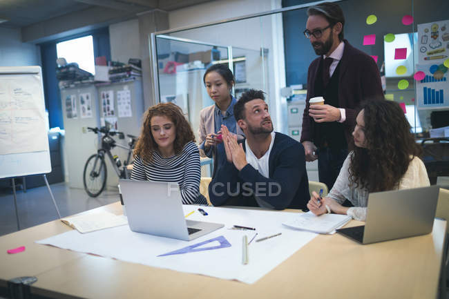 Dirigeants discutant entre eux dans un bureau moderne — Photo de stock