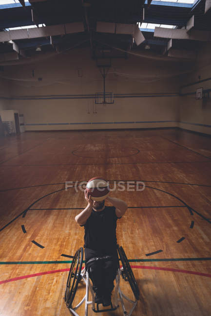 Инвалид, занимающийся баскетболом в одиночку на площадке — стоковое фото