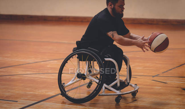Людина з обмеженими можливостями практикує баскетбол на самоті в суді — стокове фото