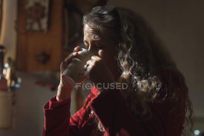 Mulher madura tomando café em casa — Fotografia de Stock