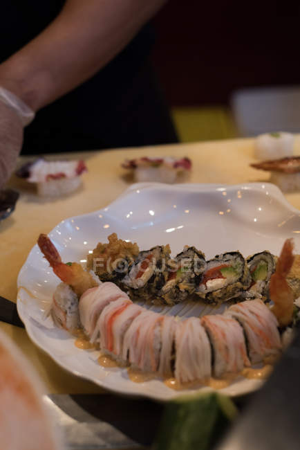 Sushi tavolo organizzato in un ristorante in una giornata di sole — Foto stock