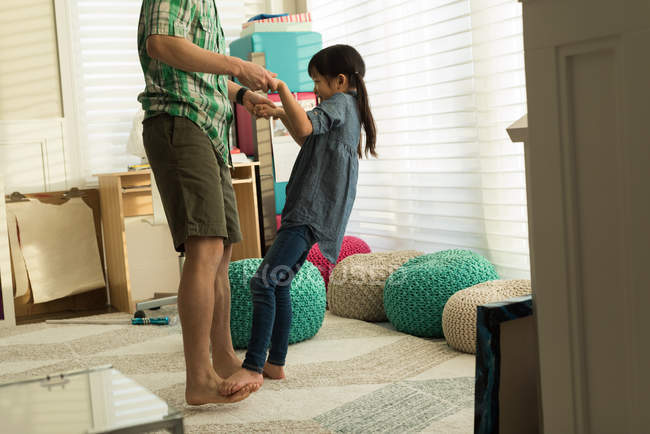 Pai e filha brincando juntos na sala de estar — Fotografia de Stock