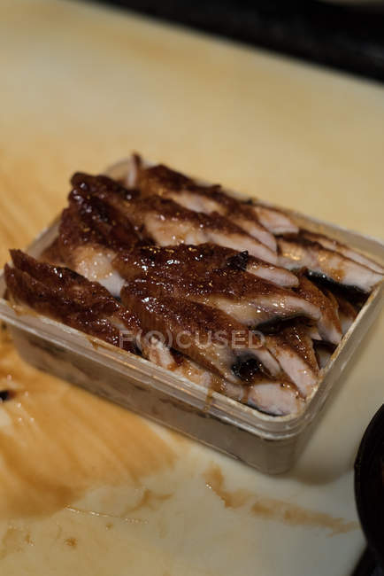 Pesce filettato conservato in un vassoio nella cucina del ristorante — Foto stock