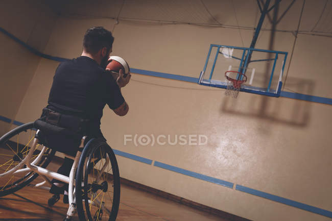 Вид сзади на инвалида, практикующего баскетбол на площадке — стоковое фото