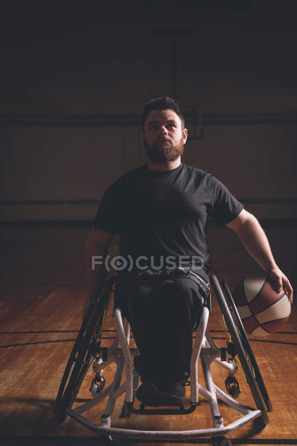 Disabled young man practicing basketball in the court — Stock Photo