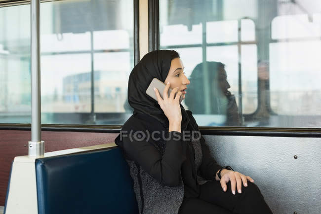 Young woman in hijab talking on mobile phone — Stock Photo